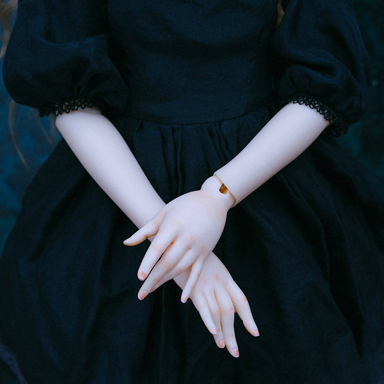 1/3 Accessory - Female hands